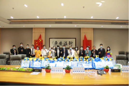 #萬(wàn)吉送萬(wàn)家# 市，區(qū)人社局蒞臨衍生健康醫(yī)藥產(chǎn)業(yè)園慰問(wèn)異地務(wù)工人員